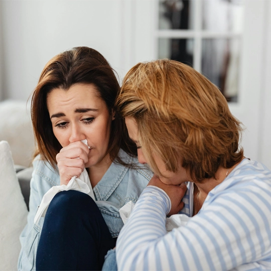 Foto de uma família triste com a perda de um ente querido